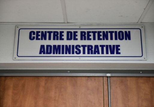 Un journaliste du “Monde diplomatique” appelle les clandestins à “cramer” leurs centres de rétention