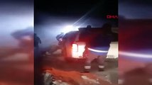 Bingöl'de araçları kara saplanan elektrik ekipleri, 4 saatte kurtarıldı