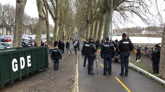 Le squat de la Grande ourse évacué : les affaires à la benne