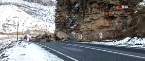 Hakkari-Çukurca karayoluna kaya düştü