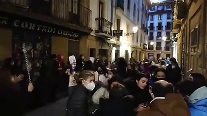 Una multitud de personas celebra el Día de San Sebastián sin mascarilla ni distancias
