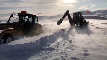 Yol açmaya giden greyder fırtınada kara saplandı