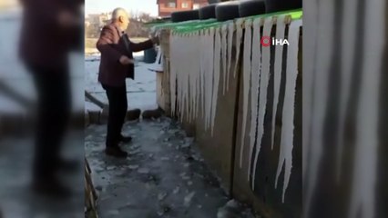 Buzla kaplı kümesini temizleyen muhtar çektiği video ile gülümsetti