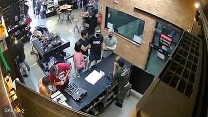 Un boulet tire sur son pote en manipulant un pistolet