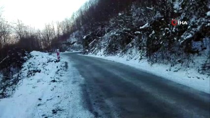 Ordu’da ‘donduran’ görüntü...Dere dondu, kayalıklardan akan sular buz kütlelerine dönüştü