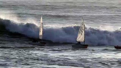 Des surfeurs viennent en aide à des Optimists
