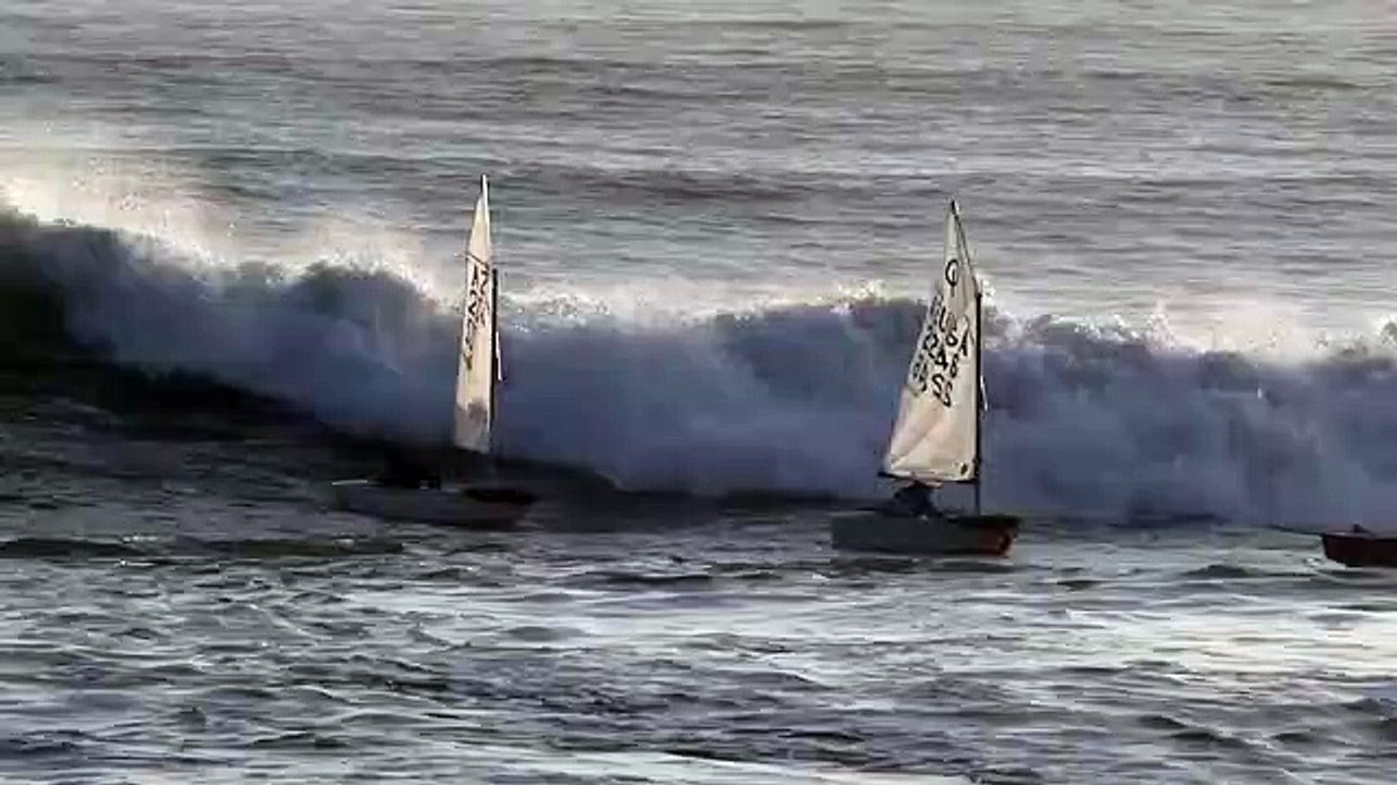 Des surfeurs viennent en aide à des Optimists