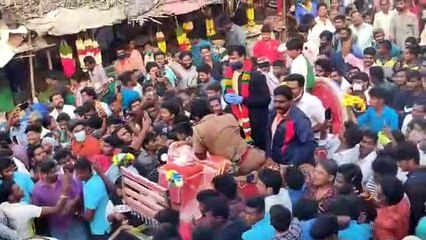 சாரட் வண்டியில் மிதந்தபடி வந்த நடராஜன்.. சின்னப்பம்பட்டி மக்கள் மாஸ் வரவேற்பு - வீடியோ