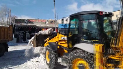 Başkale Belediyesi kamyonlarla kar taşıyor
