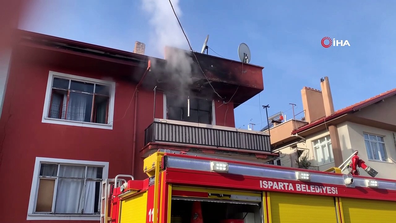 Üst katında yangın çıkınca fenalaşan kadına sağ...