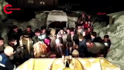 Yolu kapalı köyde hastalanan kadın, kepçe ağzında ambulansa taşındı