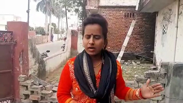 अनियंत्रित डीसीएम ने घर की बाउंड्री व छत की रेलिंग गिराई, बड़ा हादसा टला
