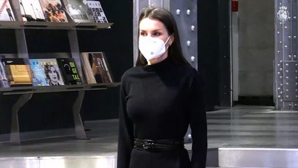 La Reina Letizia retoma su agenda desafiando a la lluvia y al viento