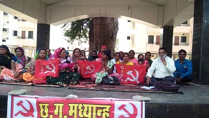 कलेक्टर दर पर 12 महीने की मानदेय की मांग को लेकर मध्यान्ह भोजन कर्मियों ने खोला मोर्चा