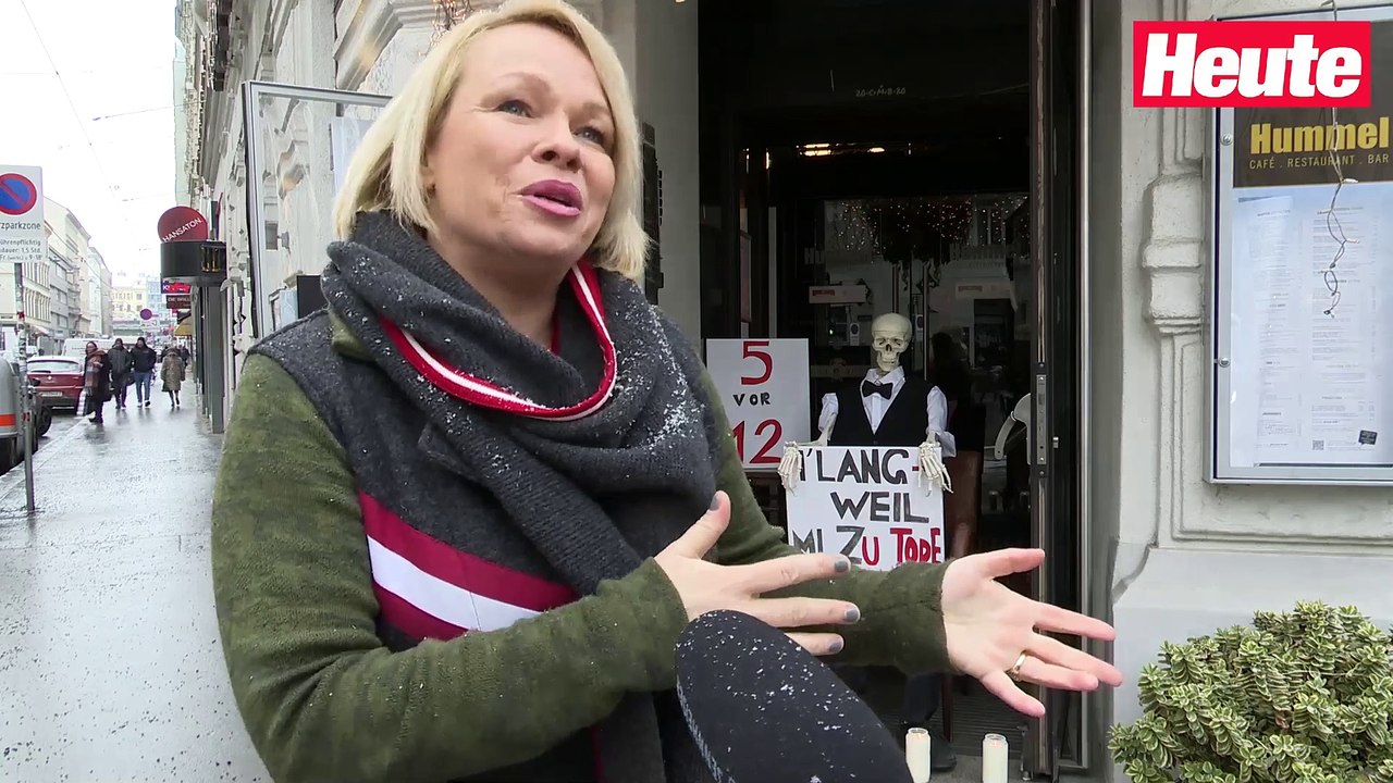 Corona-Protest mit Skelett vor Wiener Traditionscafé