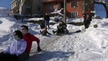 Çocuklar 60 santimetrelik karın keyfini kayarak çıkardı