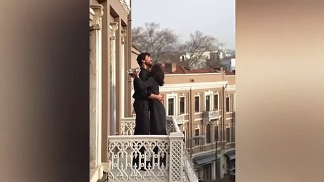Nesrin Cavadzade ve Gökhan Alkan balkonda aşka geldi!