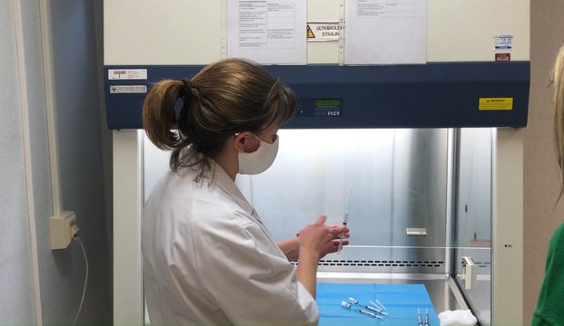 Vaccins: la ministre de la Défense visite l'hôpital militaire de Neder-Over-Heembeek