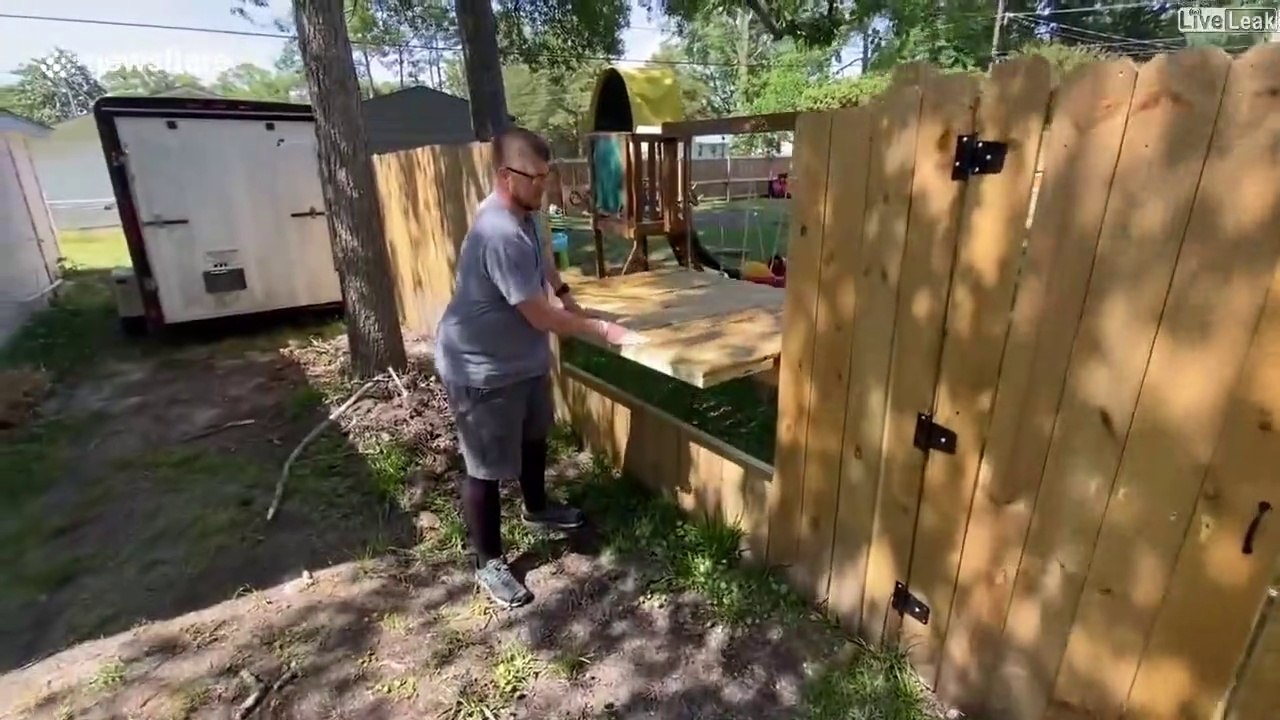 Ces voisins sont prêts pour le prochain confinement... Clotûre transformée en table