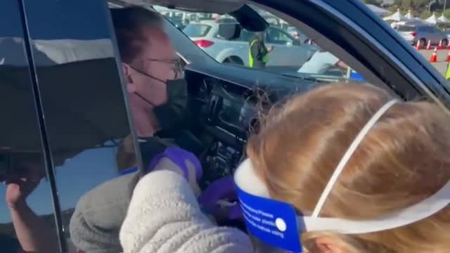 Arnold Schwarzenegger se vacuna contra la COVID dentro de un vehículo en California