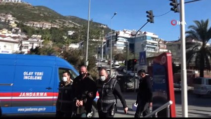 Uzaklaştırma kararı bulunan 10 yıllık eşinin bıçaklı saldırısında ölümden döndü