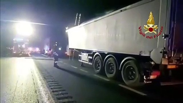 Ferentino (FR) - Camion carico di mangime in fiamme su A1 (21.01.21)