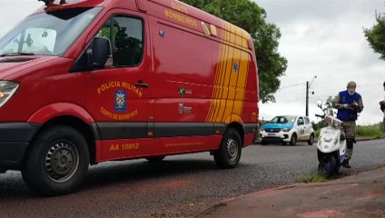 Mulher cai de moto na Rua Maxakalis, no Bairro Santa Cruz