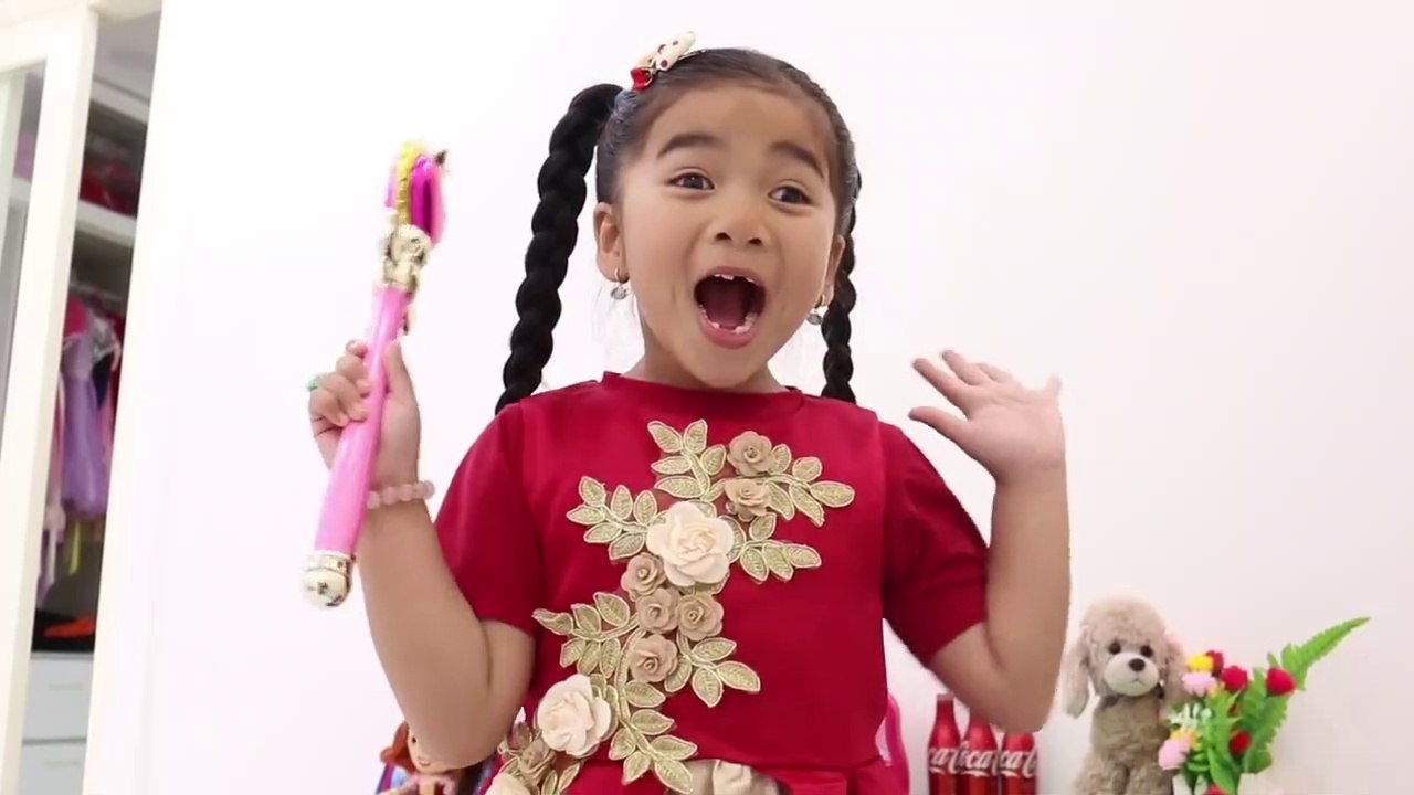 Suri & Annie Pretend Play with Magic Transforming Wand - Kids videos