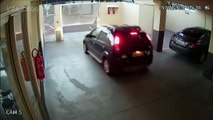 Câmeras mostram ação de ladrão que invadiu garagem de prédio e furtou bicicleta, no Centro