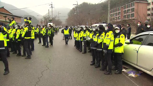 성주 사드 기지에 차량 32대 반입...반대 주민과 충돌 / YTN