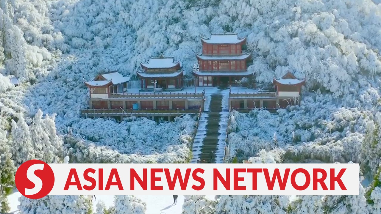Jinfo Mountain is snowy, winter wonderland for tourists