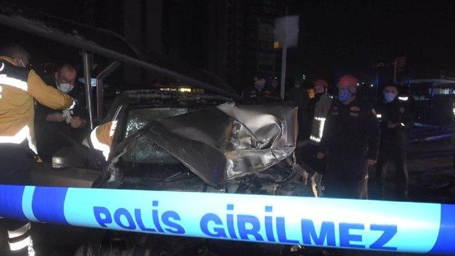 Önce otobüse çarptı, sonra durağa daldı: Ölü ve yaralılar var