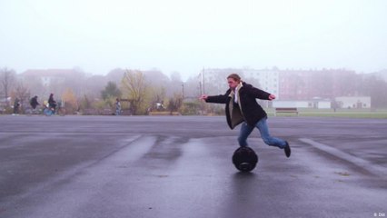 التوازن على دراجة كهربائية أحادية العجلة