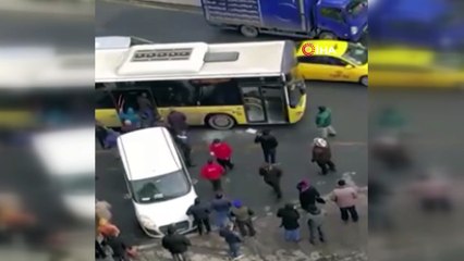 Dehşet anları kamerada...Otobüsün camını kırıp şoförü ve oğlunu böyle darp ettiler