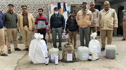 पुलिस ने 95 लीटर अवैध कच्ची शराब के साथ आरोपियों को किया गिरफ्तार