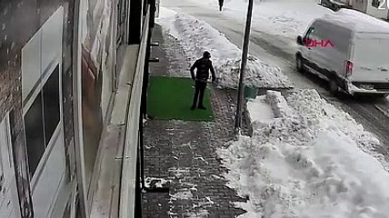 İşyerinin önünü temizlerken ölümden kıl payı kurtuldu