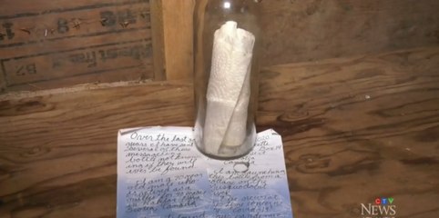 Un surfeur trouve une bouteille à la mer avec à l’intérieur, une bague en diamant