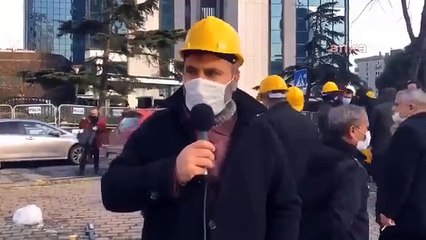 İşçiler "TRT'ye bizden bir alkış!” diyerek protesto ettiler