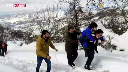 Jandarma sobadan zehirlenen vatandaşı sırtında taşıdı