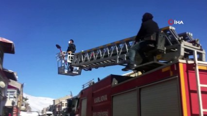 - Karlıova’da buz sarkıtları, itfaiye ekibi tarafından temizleniyor