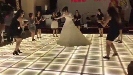 Gelin ve Arkadaşlarından Muhteşem Dans(damat beyin gösterisi kanaldan izleyebilirsiniz)