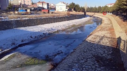 Hava sıcaklığı düşünce Şuhut'ta Gali Çayı dondu