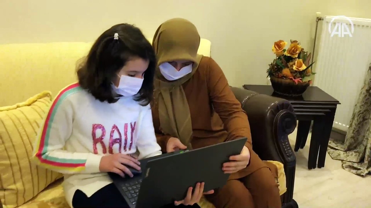 Eğitimlerini uzaktan sürdüren öğrenciler karne notlarına da uzaktan erişti
