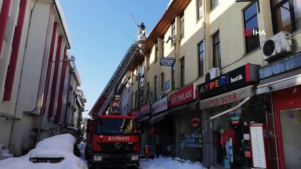- Çatıda biriken dev kar kütlesi aracın üstüne düşerek maddi hasara neden oldu- Çatıdan araç üstüne düşen dev kar kütlesi kameraya yansıdı