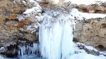Yurdun doğusu buz tuttu...Yılın en soğuk gecesinin yaşandığı Doğu Anadolu’da şelaleler, göller, dereler dondu