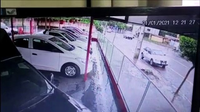 Impressionante: Vídeo mostra motociclista sendo arremessado a vários metros da colisão