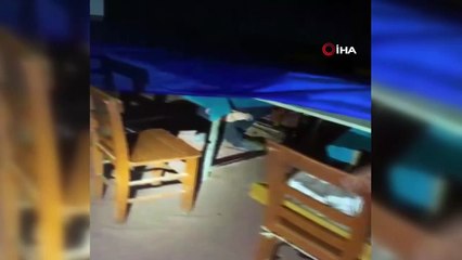 Kumar baskınında polisi görünce masanın altında saklandı