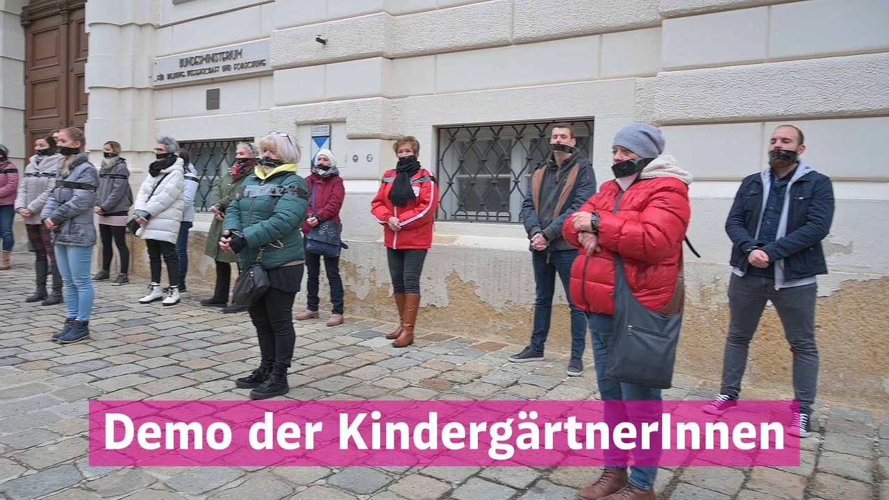 Kindergartenbeschäftigte protestieren vor Bildungsministerium