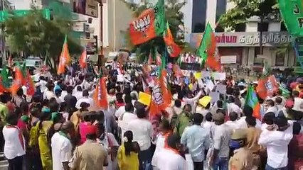 சொந்தக் கொடியை எரித்து... சேம் சைட் கோல் போட்டுட்டீங்களே.. புதுவையில் பாஜக காமெடி - வீடியோ