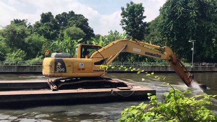 Excavator Rowing a Pontoon - Backhoe Rowing